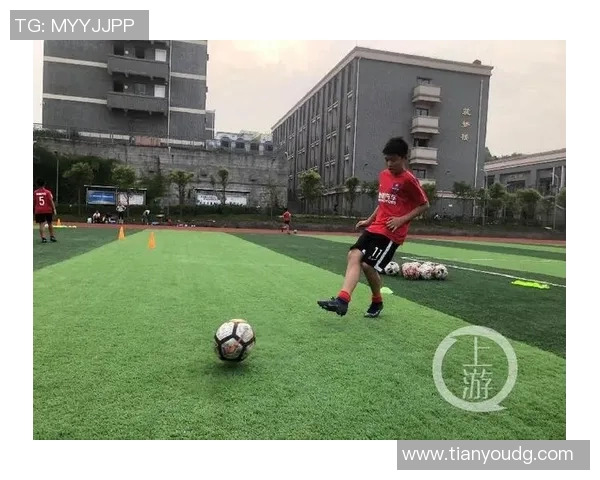 重庆足球队转型之路揭秘：从传统强队到现代足球新标杆的蜕变之旅